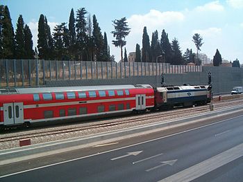 רכבת נוסעת בין נתיבי כביש 531