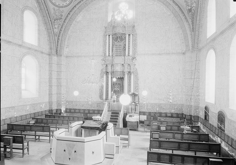 קובץ:Interior of the Old City’s Hurva synagogue, ca. 1934-1939. (Matson).jpg