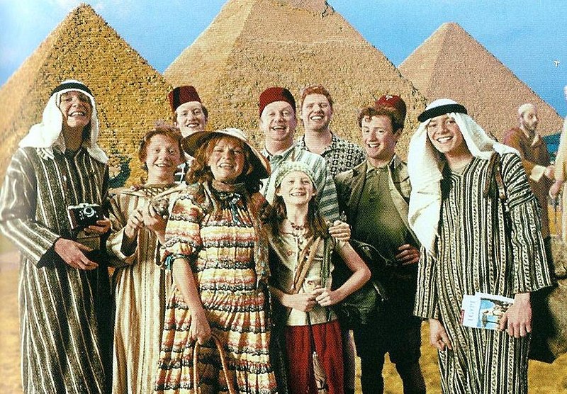 קובץ:The Weasley Family at Egypt.jpg