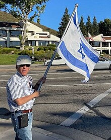 קסלר בהפגנה מספר דקות לפני שהותקף