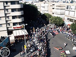 מסיבת רחוב ב-2004. מבט מרחוב טשרניחובסקי לכיוון צפון