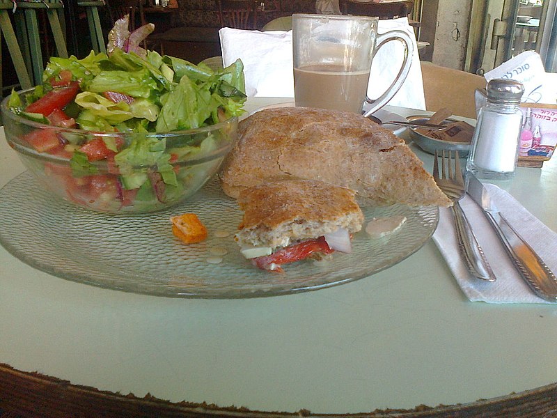 קובץ:A-vegan-health-sandwich-with-vegetables-and-tofu-a-small-salad-and-a-big-soy-milk-latte.jpg