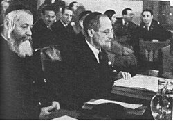הרב ד"ר ברויאר מעיד בפני ועדת החקירה האנגלו-אמריקאית לענייני ארץ ישראל, בתחילת שנת 1946 (משמאל - מנהיג העדה החרדית בירושלים משה בלוי)