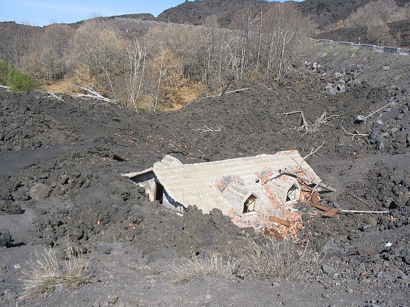 קובץ:House buried under vulcanic ash, in Sicily.jpg