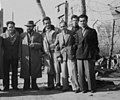 פאפא (שלישי מימין) עם אנשי הפלי"ם במחנה המעצר בקפריסין