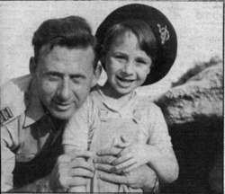 יצחק אוורבוך עם בנו, זאב, 1958