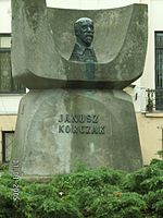 אנדרטה לזכרו בחצר בית היתומים הראשון שלו ברחוב קרוכמלאנה, ורשה