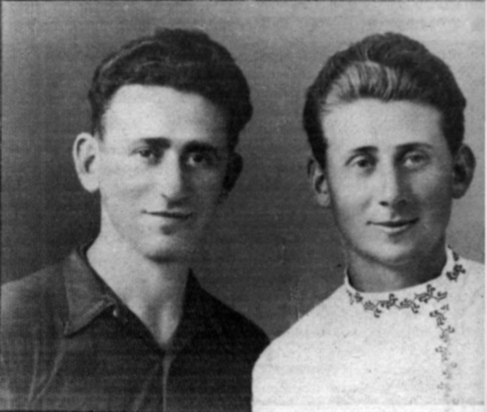 קובץ:יצחק אוורבוך ואחיו 1939.PNG