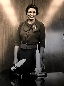 מרי רוס עם מודל טיל האג'ינה