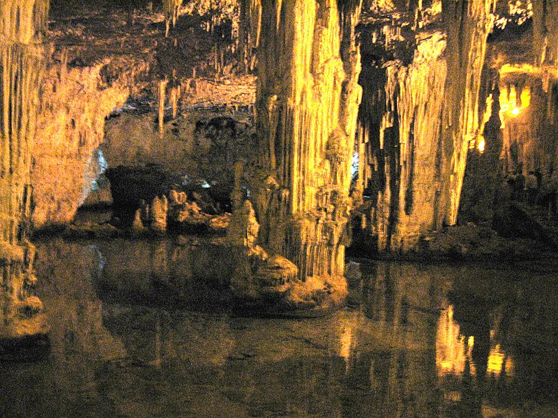 קובץ:Stalactite and the salt lake a cave of neftune sardignia.jpg