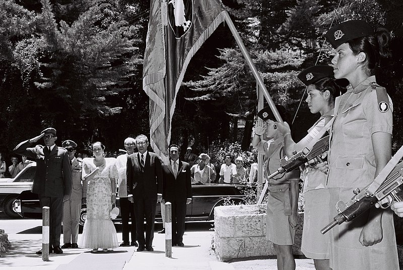 קובץ:New philippine amb. Dr. Rafaelita Hilario Soriano, at attention at entrancxe to Beit haNassi.1971. D759-059.jpg