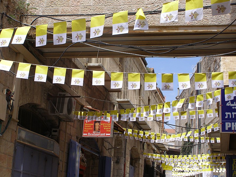 קובץ:Vatican flags east jerusalem.JPG