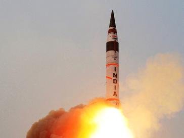 चित्र:Agni-V missile.jpg