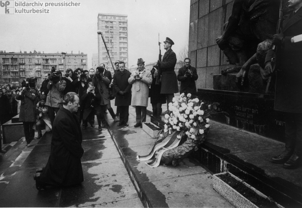 Datoteka:W.Brandt kleči pred spomenikom.jpg