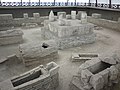 Rimski grobovi iz Viminacija kod Kostolca, Srbija. Stil gradnje središnjeg groba, polukružnog oblika isti je kao i kod barskog trikonhosa.