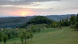 Pogled s Gradovrha prema zapadu. Fratarske njive su u sredini slike. Na šumovitom brežuljku odmah iza njih nalazio se nekoć dvorac plemićke obitelji Maglašević koja je ovdje, na ledini u prednjem dijelu fotografije 1541. godine sagradila franjevački samostan.[1]