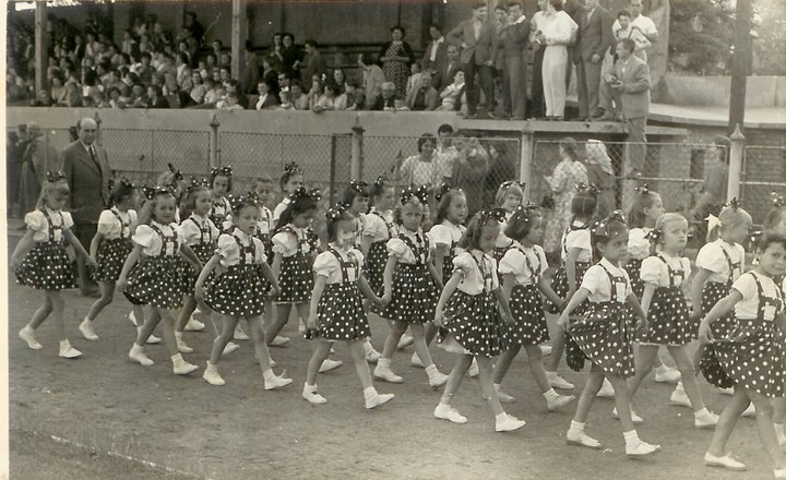 Fájl:Torna ünnep a dorogi stadionban az 1950-es években.jpg