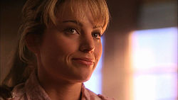 Erica Durance Lois Lane szerepében a Smallville ötödik évadának Leleplezve című epizódjában