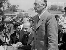 Tombor Jenő honvédelmi miniszter a Kisgazdapárt székesfehérvári nagygyűlésén, 1946. május (mellette ül Nagy Ferenc miniszterelnök)