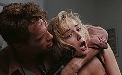 Doug (Arnold Schwarzenegger) és a korábban feleségének hitt Lori (Sharon Stone)