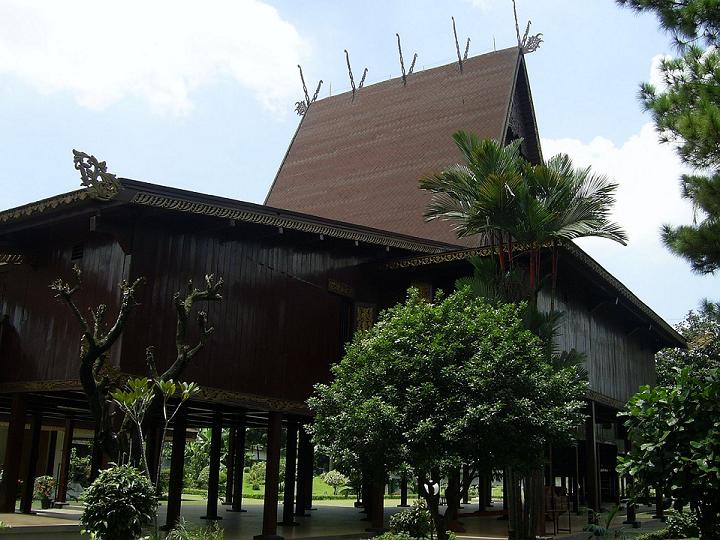 Berkas:Anjung Jurai Rumah Banjar TMII.JPG