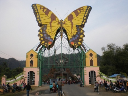 Berkas:Gerbang Taman Wisata Alam Bantimurung.jpg