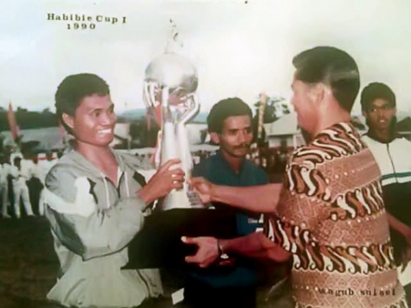 Berkas:Penerimaan Piala Habibie Cup 1990.jpg