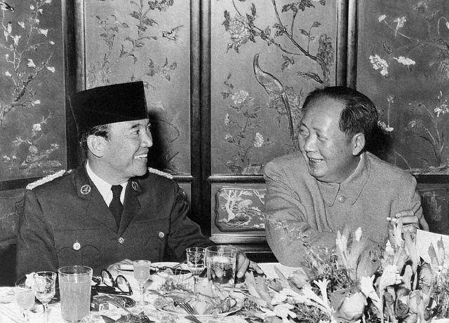 Berkas:Dr. Sukarno Chats With Mao Tse-Tung 24 November 1956 (foto oleh Bettman-Corbis).jpg