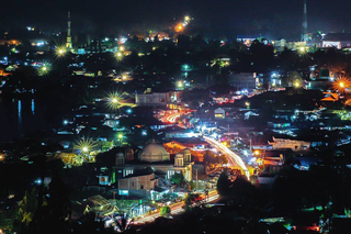 Berkas:Night Panorama of Poso, May 2017.png