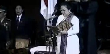 Berkas:Pelantikan Megawati Soekarnoputri.jpg