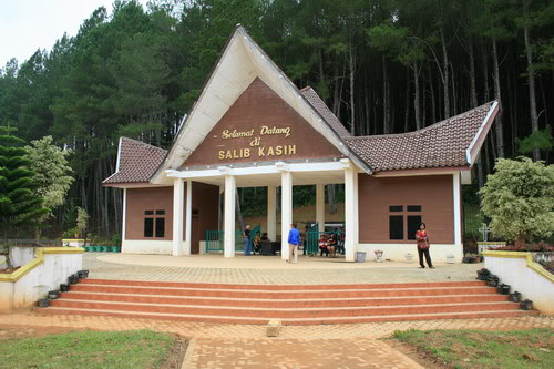 Berkas:Jalan masuk salib kasih.jpg