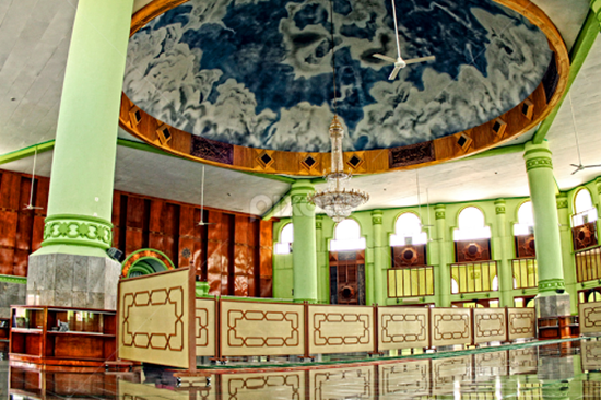 Berkas:Interior Masjid Agung Sumber.png