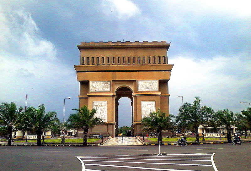 Berkas:Monumen Simpang Lima Gumul.jpg