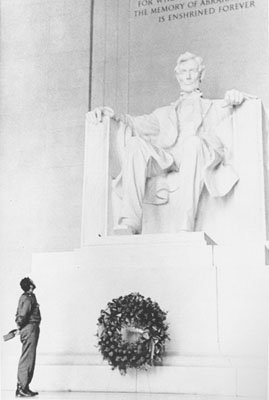 Berkas:Fidel Castro at the Lincoln Memorial.jpg