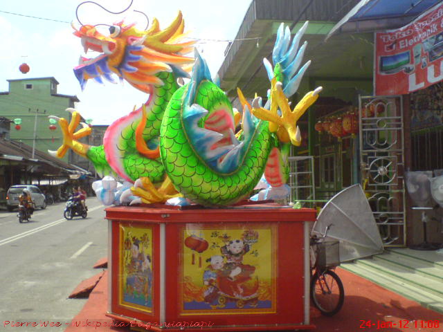 Berkas:Patung Shio Naga di Jalan Perdagangan-Bagansiapiapi.jpg