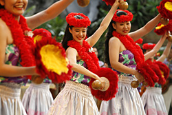 Berkas:Hula Girls - Learning to Dance.jpg