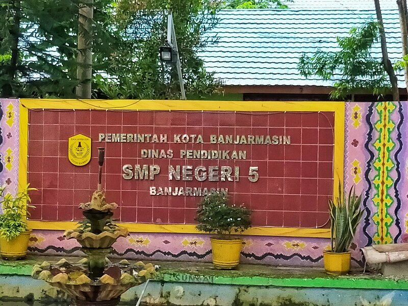 Berkas:SMP Negeri 5 Banjarmasin.jpg