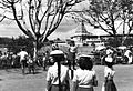 Para PKS di dekat Taman Blambangan sekitar 1977. Paduraksa taman terlihat di kejauhan