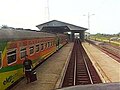 Stasiun besar Jatibarang dengan kereta api Gaya Baru Malam selatan di jalur 2.