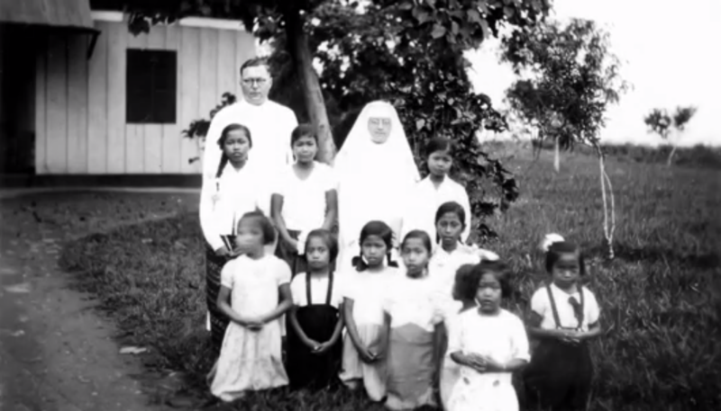 Berkas:Mgr. Hermelink di Pringsewu, 1935.png