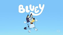 Sebuah gambar animasi dari anak anjing Blue Heeler anthromorpfis, melompat ke udara dengan tangan terentang di sampingnya, tersenyum. Anjing itu berwarna biru dan ditampilkan di depan latar belakang biru. Kata "Bluey" ada di atas kepalanya dengan huruf putih.