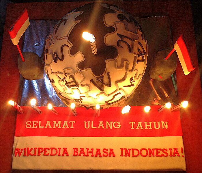 Berkas:Kue Peringatan HUT 10th Wikipedia Bahasa Indonesia 2.jpeg