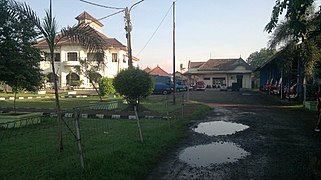 Tata letak kompleks Gedung Juang Tambun dengan tempat parkir siaga mobil Pemadam Kebakaran (Damkar) berada di sebelah kanan dan bangunan rumah disampingnya.