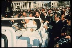 Paus ditembak ketika mengendarai sebuah mobil terbuka.