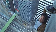 Jackie Chan sedang bersiap-siap meluncur dari salah gedung tinggi dalam film New Police Story.