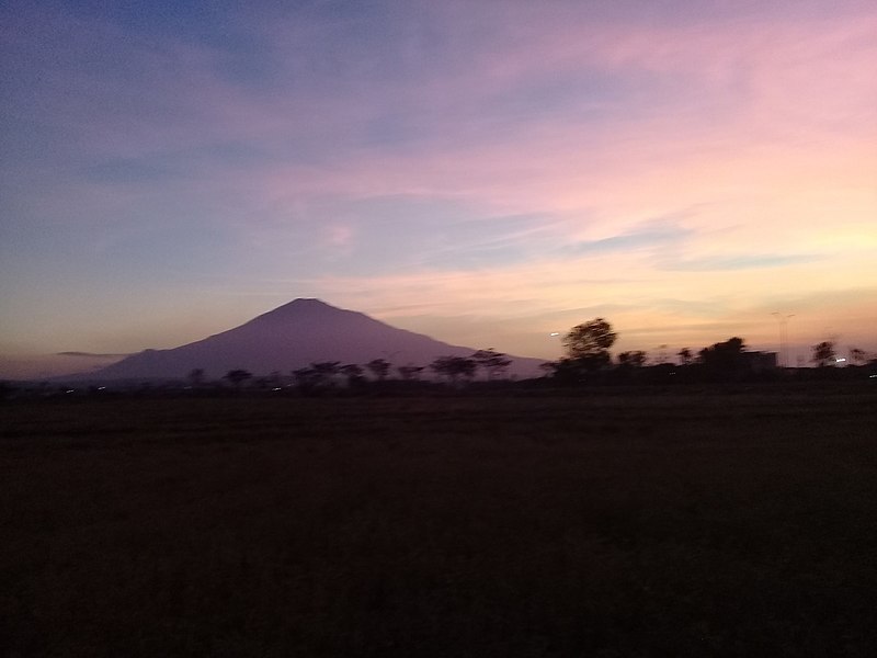 Berkas:Reynan-gunung cerme waryo.jpg