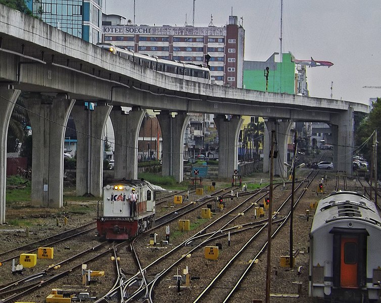 Berkas:Emplasemen Stasiun Medan.jpeg