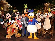  Chan dengan tokoh-tokoh Disney terkenal, dalam upacara pembukaan situs Hong Kong Disneyland
