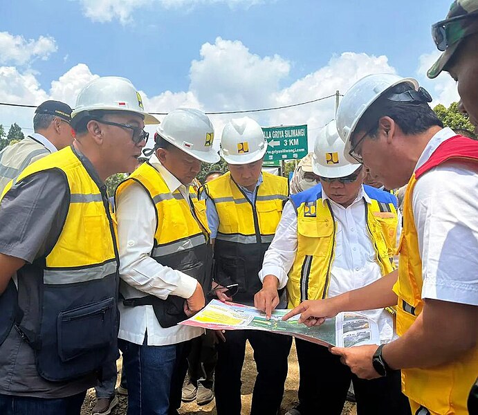 Berkas:Menteri PUPR Basuki didampingi PJ. Gubernur Bey dan Mulyadi meninjau proyek Jalan Puncak 2 Jonggol.jpg