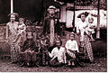 Anak Agung Putu Jelantik bersama keluarganya, sekitar tahun 1920-an.